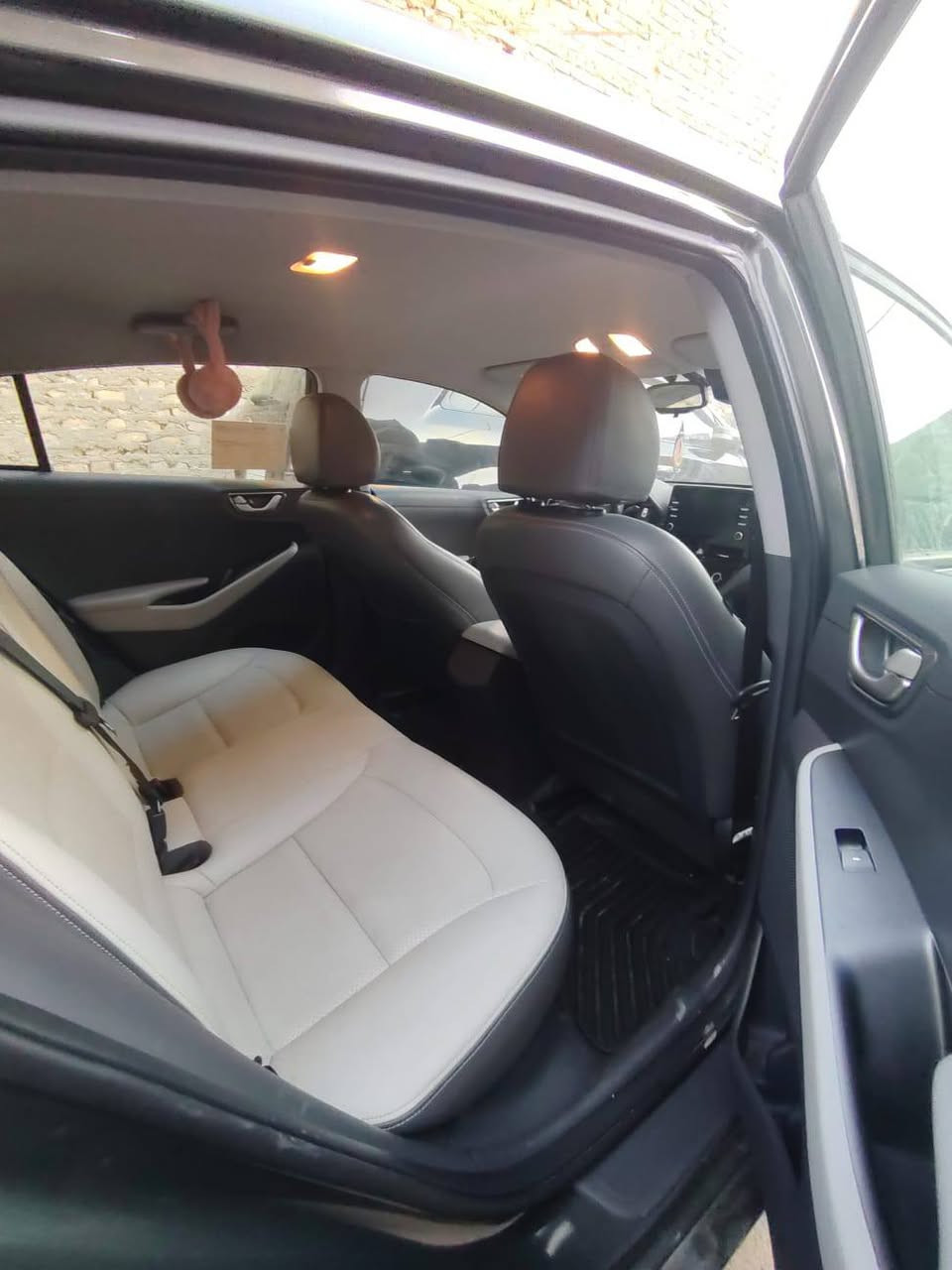 سلام عليكم من رخصه الادمن محترم 

ايونك هونداي 
موديل 22 حلوه جديده 
3 انضمه هايبرد بانزين شحن 
رقم ديالى بأسمنه شرط تحويل
السعر ١١٠ وبيه مجال للشراي 
((بييييع او مراووووس )) 
ماشيه ٤٥ بلنسبه لموديلها ماشيه قليل جدا 
الضرر //  تبديل بنيد وجاملغ وصور حادث مرفق وصار بيه طخه خفيفه عدنا انبيعه علا وضعها فديو مرفق بالمنشور 
الموقع ديالى بعقوبه
 ***********
