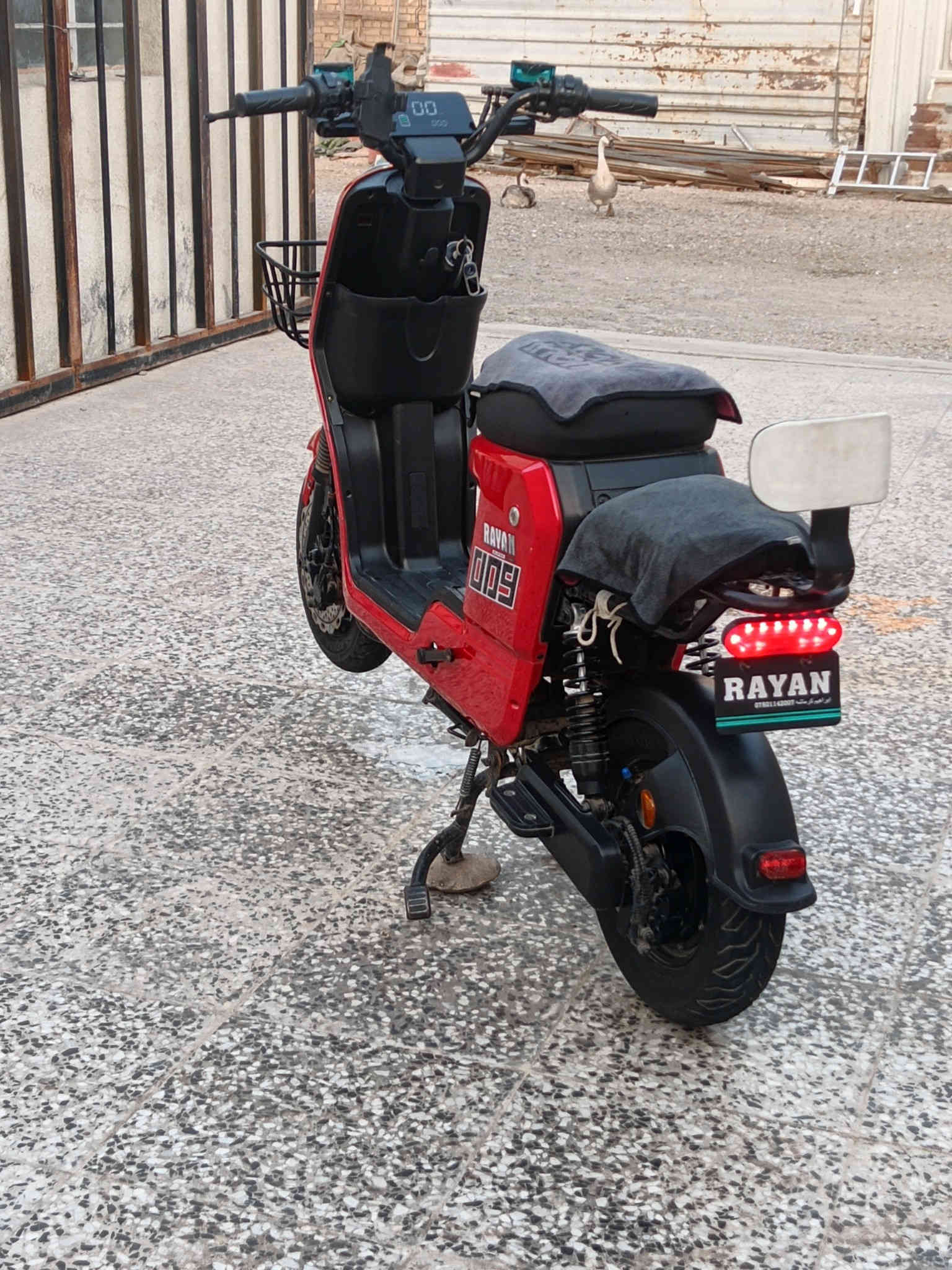 سلام عليكم 
دراجه شحن نوع 009 دراجة نضيفة 
بطاريات 4 بطاريات نضيفات  
ملف 1200 كفرات دراجة نضيفات جدأ السعر 600وبيهة مجال 
ابريك امامي خلفي هادروليك
لايت عالي ناصي دبل إشارة 
دبابات امامي دهن خلفي غاز
الرقم*********** موجود مراسلة
