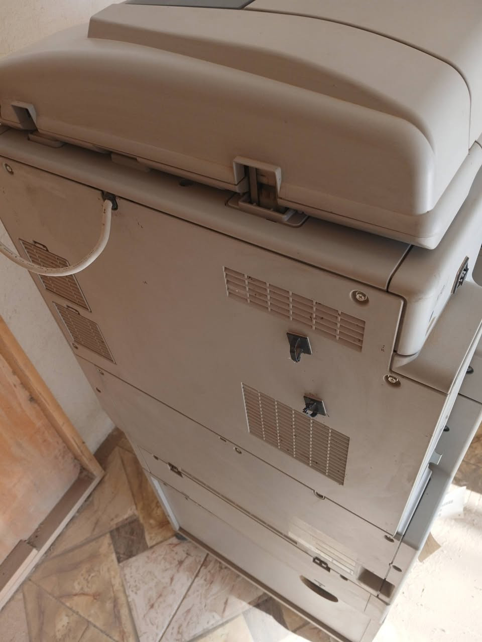 🖨️ للبيع طابعة Ricoh MP C401 متعددة الوظائف
طابعة أصلية من شركة Ricoh، قوية ومناسبة للمكاتب، الشركات، والمراكز الخدمية.
🔹 المواصفات:
سرعة طباعة 40 ورقة بالدقيقة (ملون وأسود)
طباعة – تصوير – سكانر
شاشة لمس
طباعة وجهين تلقائي
سكانر مع (ADF)
تدعم A4 و A3
جودة عالية وتحمل ضغط عمل
شغالة وبحالة جيدة
📌 مناسبة للمكاتب، المدارس، محلات القرطاسية، والمطابع الصغيرة.
💰 السعر: 350 ألف دينار عراقي (بي مجال بسيط) ( مع ثلاث أحبار غير مستعملة)
📍 المكان: — بابل /قضاء القاسم 
📞 للتواصل: — ***********
