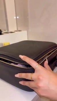 لمحترفات التجميل.. استوديو مكياجكِ المتنقل وصل! 💄 هل تعانين من صعوبة ت...