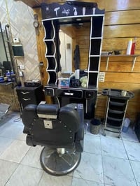 ديكور حلاقة كامل للبيع  للاستفسار 07714577618 كرسي حلاقة عدد 3 ميز مرا...
