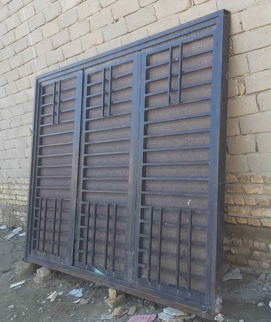السلام عليكم
باب خارجي للبيع
 تفصال طول 290 ارتفاع 220 
تريده سلايت او ثابت يرهم
 حديد ثقيل 2 ملم 
الاتصال ***********
