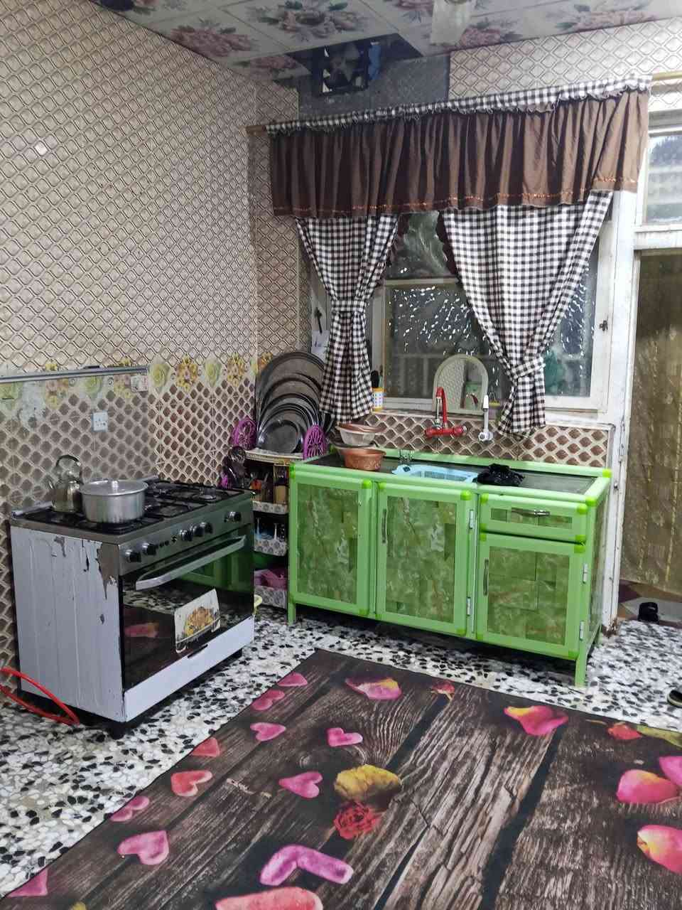 البيت للبيع با الكادميه المساحه 150م الوجهيه 7.5 ونزال 20 يحتوي البيت علا غرفه نوم و صاله و مطبخ و براني وصحيات خارجية و داخليه وكراج مال سياره اللاستفسار مراجعة مكتب سلام الجبوري الاتصال ***********
