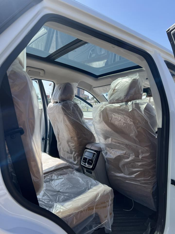 جيتور X70 Plus 1.6 Luxury
الموديل: 2025
ماشية:12187كم قابلة للزيادة
مرقمة بغداد باسمي تحويل ثاني يوم
المحرك: محرك 1.6 لتر تيربو 4 سلندر حقن مباشر197 حصان
ناقل الحركة: DCT - أوتوماتيكي من 7 سرعات
استهلاك الوقود: 8.1 لتر لكل 100 كم
المواصفات:
*عدد صفوف المقاعد 3 (7 ركاب )
إطارات قياس 20 إنچ
*فتحة سقف - بانوراما
*وسائد هوائية امامية وجانبية عدد 6
*كاميرات محيطية 540 درجة
*شاشة عرض ترفيهية قياس 12.35 إنچ
لوحة القيادة الكترونية قياس 10.25 إنچ
*نظام ابل كار بلاي واندرويد اوتو
*نظام صوتي من ٨ سماعات عالية الجودة
*شاحن هاتف لاسلكي
*رادار تفاعلي
*نظام تحذير مغادرة المسار
نظام القيادة شبه الذاتية
*نظام مراقبة النقطة العمياء
*حساسات اصطفاف أمامية وخلفية
*نظام التحذير من التصادم الأمامي و الخلفي
*نظام الكبح التلقائي في حالة الطوارئ
*نظام الفرامل اليديوية الأوتوماتيكي Autohold
*وضعيات قيادة متعددة
*نظام الدخول الذكي (بصمة)
صندوق كهربائي
*مقصورة الركاب من الجلد الفاخر بلونين
*مقعد السائق والراكب تدفئة وتبريد
*مقعد السائق والراكب كهربائي
*مقعد السائق مزود بذاكرة لحفظ 3 وضعيات الجلوس
*مسند الذراع الوسطي مع ثلاجة
*اضاءة محيطية داخل السيارة (7 ألوان)
*عتبات الأبواب الأمامية مضيئة مع إنارة ترحيبية
*الأضواء الأمامية والخلفية أوتوماتيكية ليد(LED)
*مرايا خارجية قابلة للطي كهربائياً
*نظام التحكم الذكي بالإنارة العالية
*مكيف مع شاشة تحكم منفصلة للصف الثاني
*مساحات امامية مع حساسات للمطر
*نظام مساعد صعود المرتفعات
*نظام المكابح المانعة للانغلاق
*نظام التحكم بالثبات
*نظام التحكم نزول على المنحدرات
*داش كام - DVR
*نظام تنقية الهواء PM2.5 مع فلتر N95
*قفل وفتح النوافذ والسقف باستخدام البصمة
للتواصل :***********
