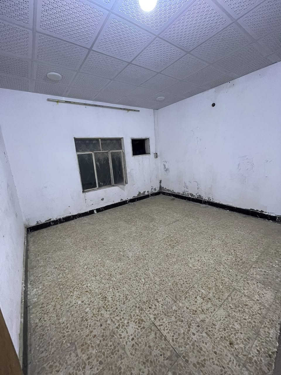 بيت للإيجار بدور الشرطه 200 متر
غرفتين وصاله واستقبال ومطبخ 
وصحيات وكراج الايجار 500 الف
 وبيه مجال للاستفسار : ***********
