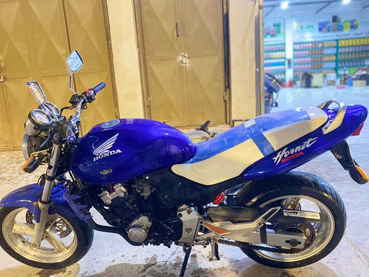 السلام عليكم شباب موجود سيبي مسجله رقم سنويه دراجه كلش نضيفه عنوان الرمادي 5كيلو رقم هاتف ***********
