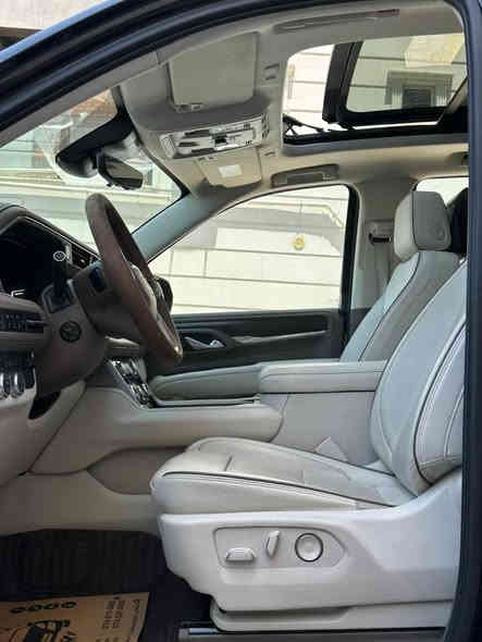 GMC Denali 2023 - جي ام سي دينالي 
فخامة أمريكية بحالة الوكاله.

🔹 استلام شركة – ZERO استخدام فعلي
🔹 الممشى: 25,000 كم فقط لا غير
🔹 وضع الشركة / مارك 1
🔹 رقم شمالي

المواصفات والإضافات 👇

المحرك والأداء:
▪️ محرك 6200 سي سي (6.2L V8)
▪️ قوة 420 حصان
▪️ ناقل حركة أوتوماتيك
▪️ أداء قوي وسلس على الطريق
▪️ ثبات عالي بالسرعات

الراحة والفخامة:
▪️ مقاعد جلد Denali أصلية
▪️ مقاعد كهرباء مع ذاكرة
▪️ تبريد وتسخين مقاعد
▪️ تكييف ثنائي المناطق (Dual Zone)
▪️ فتحات تكييف خلفية
▪️ عزل صوت ممتاز داخل المقصورة

التكنولوجيا:
▪️ شاشة وسطية كبيرة
▪️ شاشة عدادات رقمية
▪️ Apple CarPlay & Android Auto
▪️ بلوتوث – USB – أوامر صوتية
▪️ نظام صوتي فاخر Denali

الأمان والمساعدة:
▪️ رادار
▪️ تحذير تصادم
▪️ تنبيه خروج عن المسار
▪️ نظام الثبات الإلكتروني
▪️ حساسات أمامية وخلفية
▪️ كاميرات محيطية

التصميم الخارجي:
▪️ ويل Denali أصلية
▪️ إضاءة LED أمامية وخلفية
▪️ مرايا كهرباء مع إشارات مع تحذير النقطه العمياء.
▪️ شكل مهيب وحضور قوي

🚘 السيارة نظيفة جداً
📸 الصور تحچي
🔍 الفحص يثبت كل شي.  
السعر 77,500$ - كفاله عامه من الخدش والطلاء   
العنوان السليمانيه.        
تواصل ويانه، وتدلّل 🤝.                      
***********
