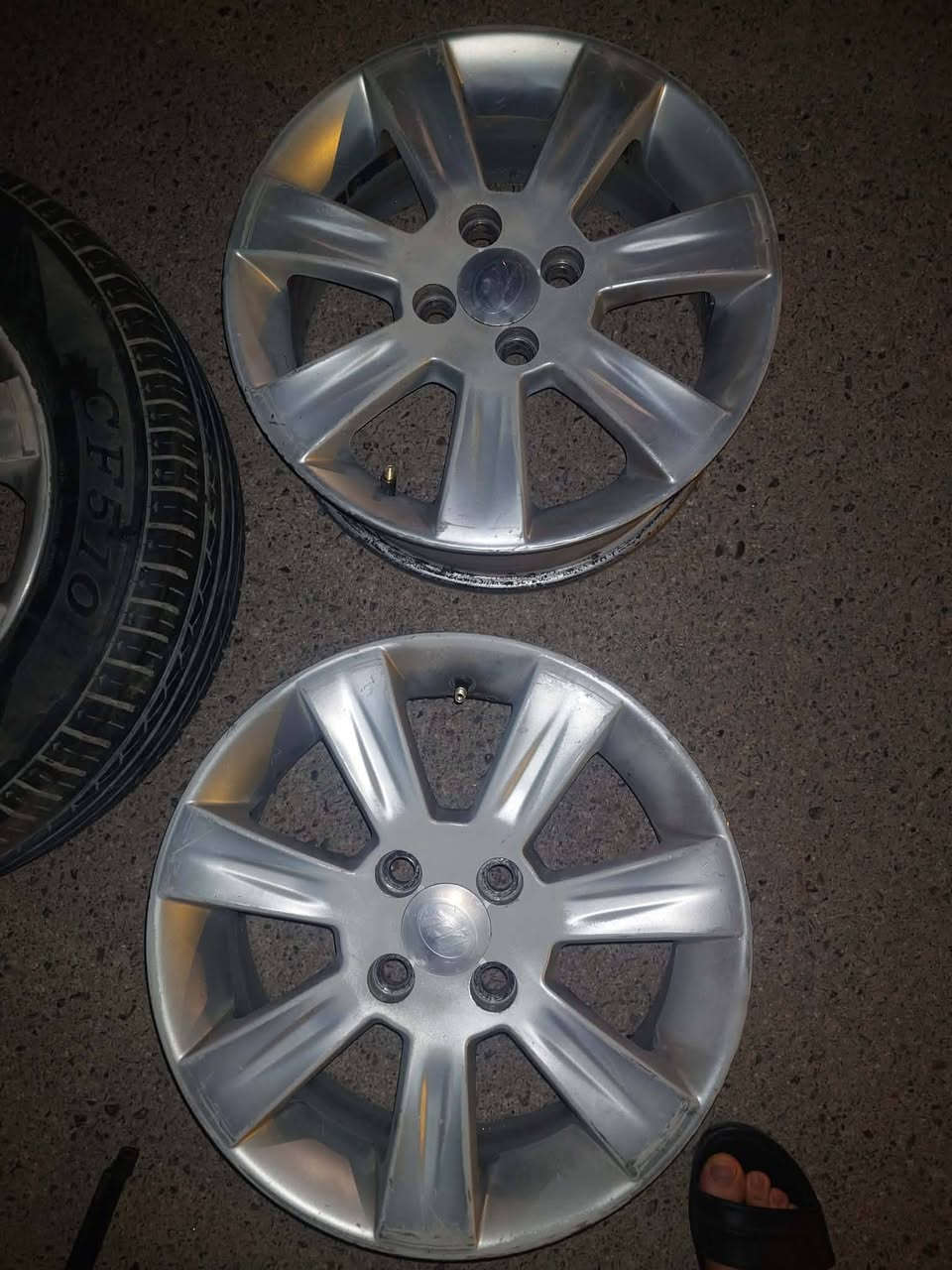 وياله اصليات مال سيارة ليفان 620
عدد 3 
سعر الواحد 45 الف

الي يريدهن يتصل مامتواجد عل برنامج 
***********
