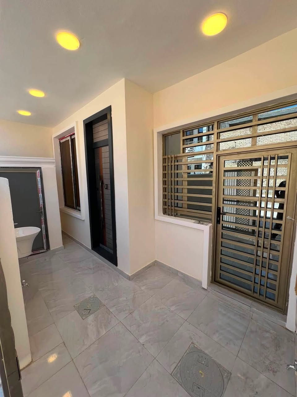 دار للبيع مودرن – فرصة استثمار وسكن بنفس الوقت 🔥
🏠 دار مرتب وجاهز ضمن موقع مميز

📐 المساحة: 100 متر

📏 واجهة عريضة: 6.25 م

📐 نزال: 16 م

📄 : طابو زراعي سند 25

📝 تنازل شركة + إقرار محكمة (أمان تام)

📍 الموقع الذهبي:

بغداد – الدورة – البوعيثة 

قريب من الخدمات والأسواق، مناسب للعائلة أو للاستثمار

🛏 تفاصيل الدار:

✔️2 غرف نوم

✔️صالة واسعة

✔️استقبال أنيق

✔️مطبخ عملي

✔️2 صحيات

💥 السعر منافس ومغري

📞 الاتصال للجادين فقط:

***********

 #البعيثة_عرب_جبور #العراق #عقارات #بغداد
