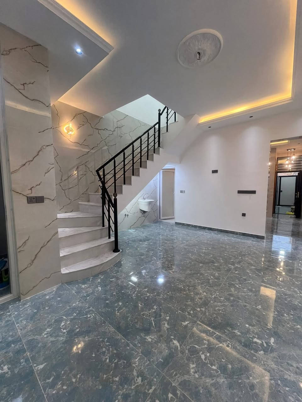 🏡 دار للبيع – فرصة مميزة لا تُفوّت
📍 النجف الأشرف | حي النداء – منطقة 55
✨ مواصفات الدار:
شارع المجمعات يبعد 800م عن المنتزه الكبير 
▪️ المساحة: 100م²
▪️ عدد الطوابق: 2
▪️ غرف النوم: 3غرف
▪️ استقبال: واسع ومريح
▪️ مطبخ: كبير
▪️ المجاميع الصحية: 3
▪️ نوع البناء: جناي درجة أولى
📌 دار مثالية للسكن العائلي وبموقع هادئ 
💰 للسعر والتفاصيل الكاملة:
📞 للاستفسار خاص


**إذا كنت صاحب هذا الإعلان وتريد حذفه لأي سبب، رجاءا أرسل رسالة إلى الدعم الفني**