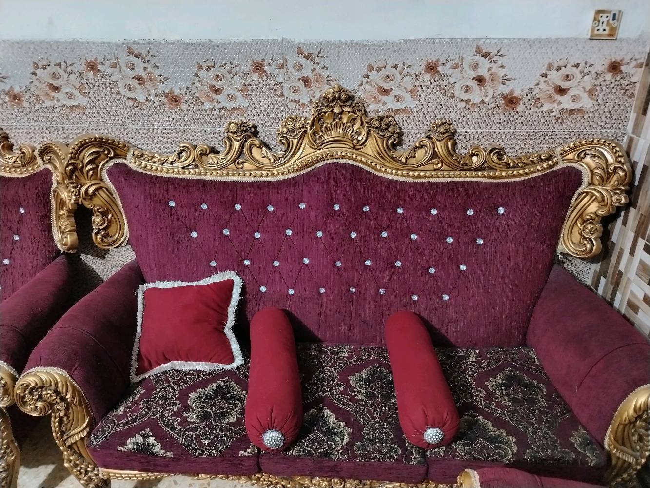 غرفة استقبال فاخرة تجمع بين الأناقة والراحة، باللون العنابي مع زخارف ذهبية تضفي لمسة ملكية على المكان. تمتاز المقاعد بخامة عالية الجودة وتصميم كلاسيكي يوفر راحة استثنائية وخدمة طويلة الأمد. هذه الغرفة ستكون إضافة مثالية لأي منزل يرغب في الأناقة والتميز.