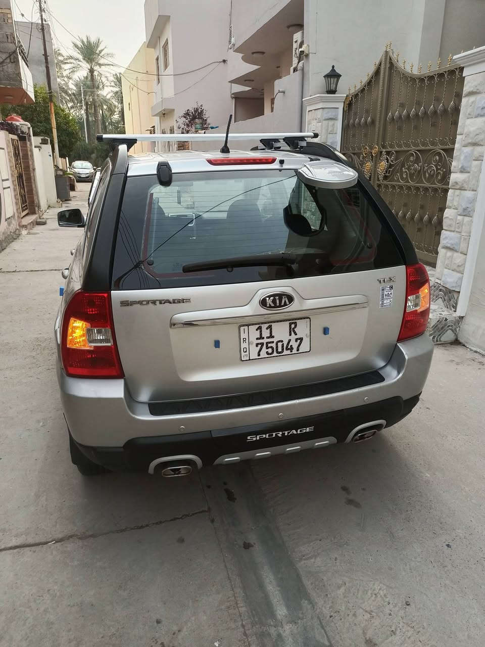 السلام عليكم شباب سبورتج موديل 2010 رقم بغداد الدولي الجديد السياره مكفولة كفاله  من الصبغ والضرر وحتى من البارد والسونار  موجود بالصور السياره كوريه أم الفول عدى الفتحه السياره مري شفط شفتات ستيرن تبريد بيانو تدفئه وتبريد بالكشنات دسك امامي خلفي حساسات خلفيه السياره تخم تاير جديد صدر كله جديد السعر 128 مكان السياره ديالى بعقوبة وهذا رقمي ***********

