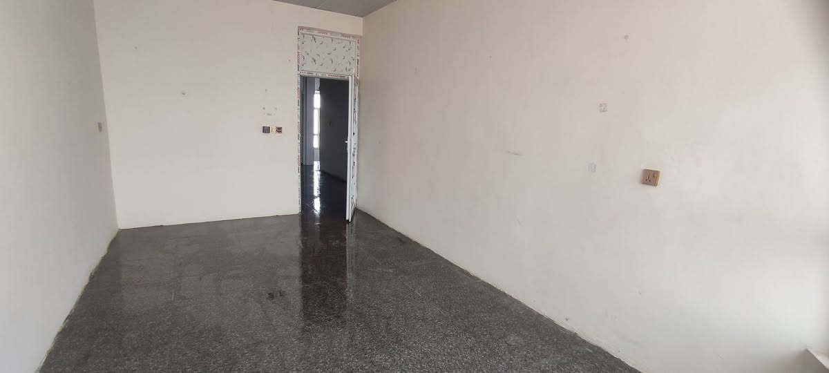 الدار للبيع في كاطون الرحمة بمربع 6الاف  المساحة 120 متر البناء طابقين يحتوي على 3غرف نوم +صحيات لكل طابق +صالة عدد2+استقبال+ مطبخ + منور عدد 2 الطابق الثالث بيتونة وسطح اي استفسار اخر متواجد على الفيس او اتصل على هذا الرقم (***********)
