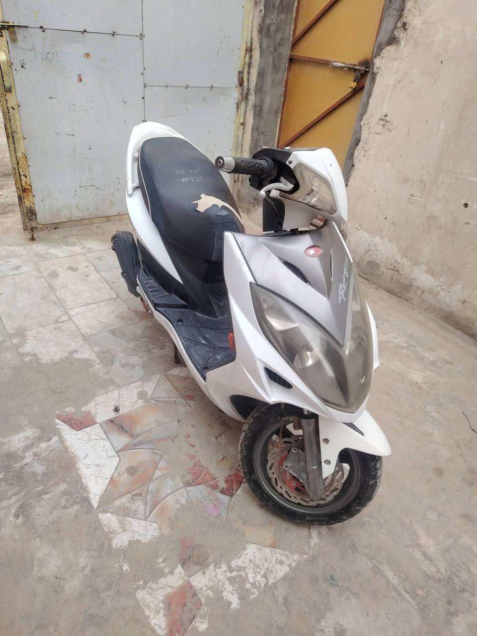 سلام عليكم دراجه سكوتر جبليه كهربائيات شغاله مكينه بلادي الاصلي دراجه ما ناقصها شي او كلها بلادي من شركه سعرها   مليون او 200 او بيها مجال قليل   التصال ***********   الخاص مفتوح
