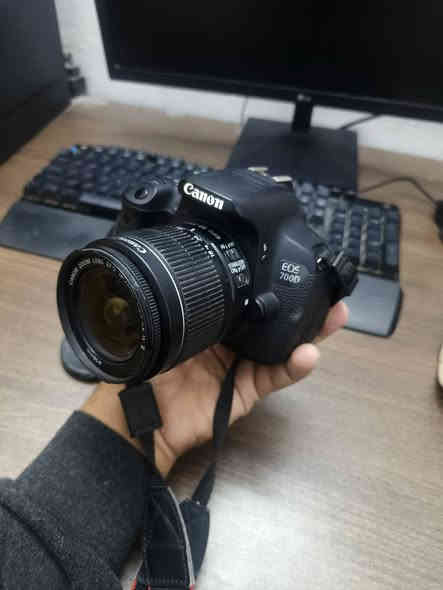 كانون D700 نظافة 100% 
شخط مابيها مع كامل ملحقاتها والكارتون الاصلي 
 ضمان مامفتوحة ولا داخلة صيانة 
ملحقات 
رام اصلي 
حزام 
گرب دبل بطارية 
بطاريات ثنين 
كيبل ال HDMI الاصلي مالتها 
والشاحن الاصلي 
مكاني كربلاء 

*********** 
وتساب واتصال
السعر ٤٢٥ الف
