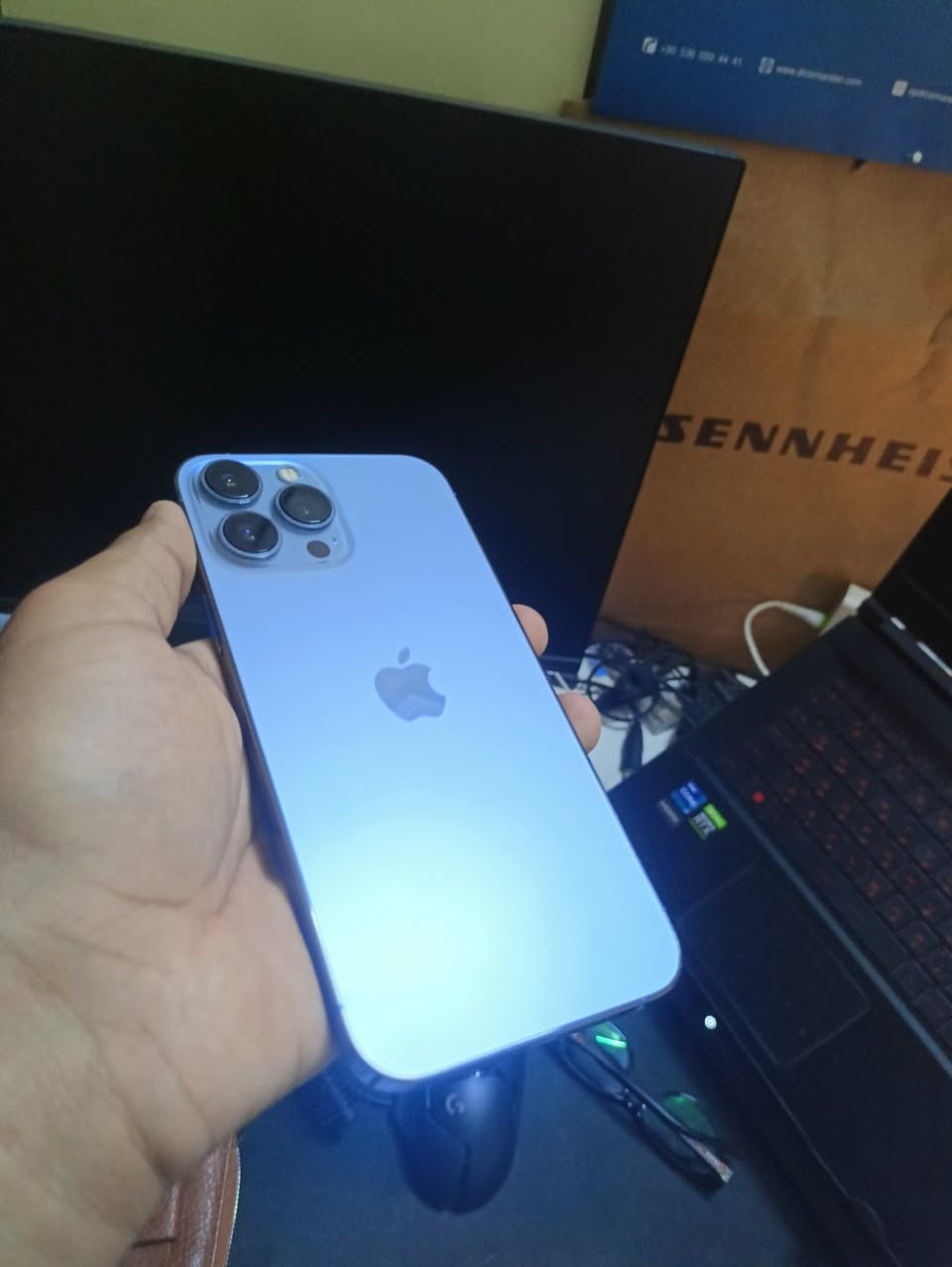 13 pro max 

بطاريه معلايه من ٨٨ ل ٩٦

لون بحري 

نضافه ٩٩٪؜

غير مفتوح 

نموذج C/A

ملحقاته كارتونته وحافضه اصليه 

سعره ٧٥٠ وبي مجال قليل 

مكاني السدير قرب المستوصف القديم. 

للتواصل واتساب ***********
