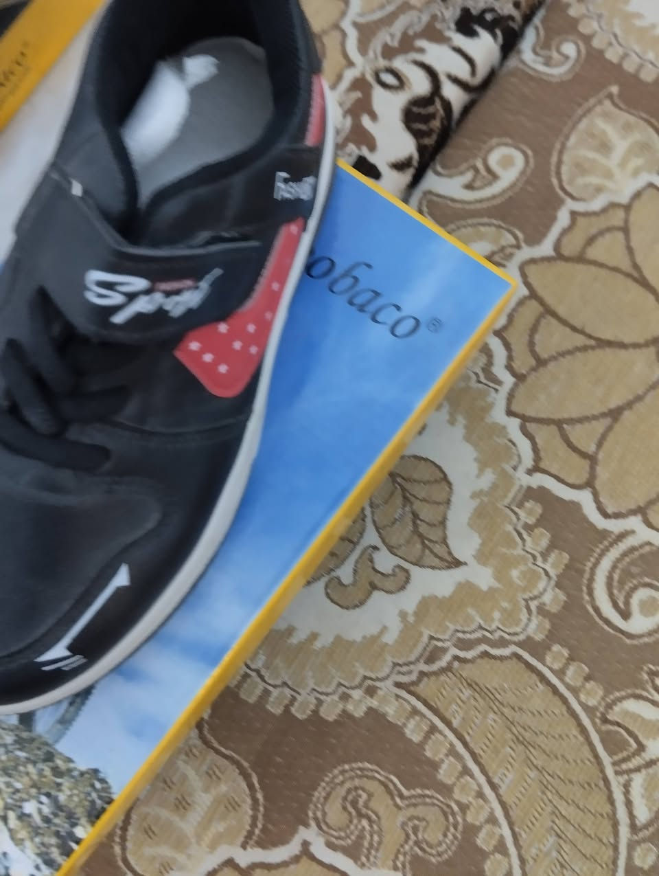 شلعة احذيه تعزيلة محل ٦٠قطعة قطعة ب ٤شلع رقم تلفون 
*********** او التريد تدخل خاص تحجز تخلي رقم الهاتف وعنوان بلظبط حتى يجيج المندوب تقيسين القطعه ب ٤قياسات باقيه من ٣٥ولجوه
