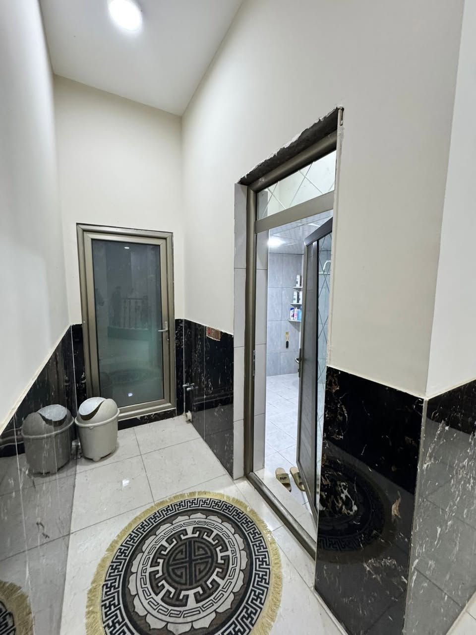 � بيت مميز للبيع – البراضعية ✨

📍 الموقع: البراضعية
📐 المساحة: 250 متر مربع

🏠 يتكون من 3 طوابق ويحتوي على:
🛏️ 8 غرف (بعضها ماستر)
🚿 7 حمامات
🛋️ صالة معيشة واستقبال
🍽️ مطبخ
🚗 كراج
🌳 حديقة
🛗 مكان مخصص للمصعد

📑 خارطة هندسية مع إشراف وتنفيذ:
مهندس سامر الديوان

💰 السعر: 800 مليون دينار قابل للتفاوض

📞 للاستفسار والتواصل:
***********
‏***********
