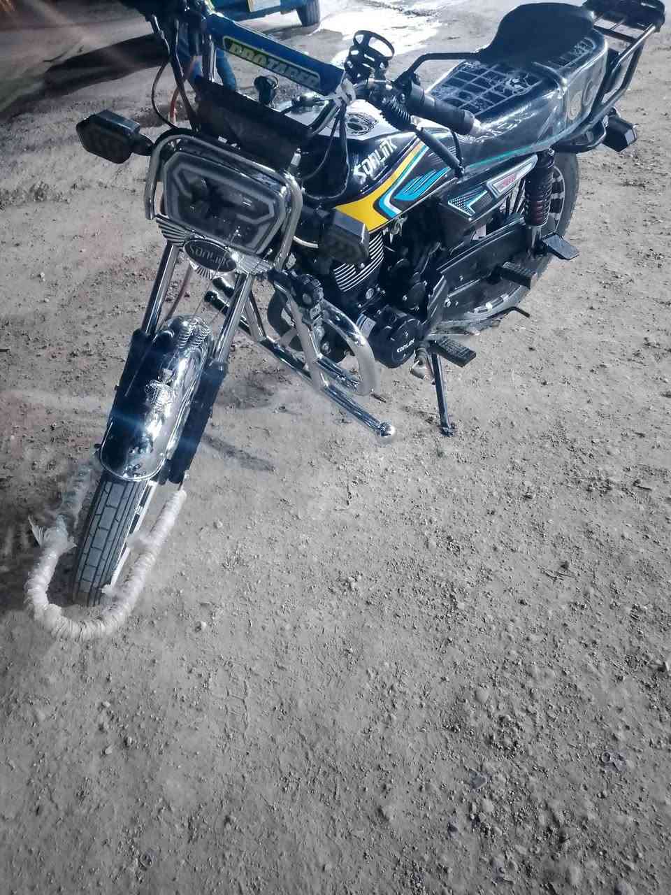 السلام عليكم دراجه للبيع موديل 25 محرك 200 شرط نظافه فول كهربائيات كلها شغاله ترهم مراوس مكان القائم***********
