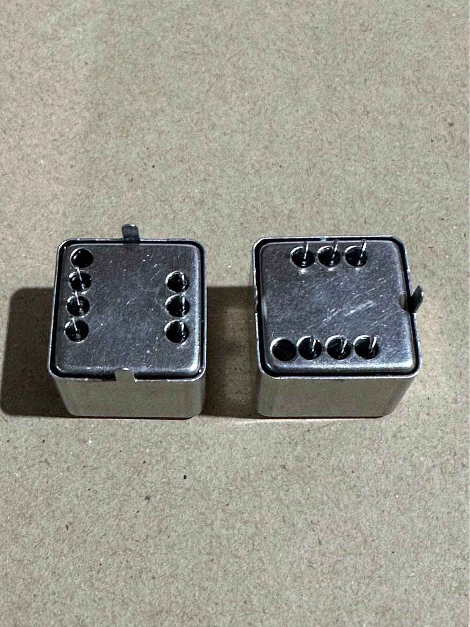 عربي:
قطعتين محول صوت احترافي ZXYAUDIO 600:600 لعزل وتنقية الصوت (Audio Isolator Transformer)
تفاصيل المنتج:
 نوع المنتج: محول صوتي عالي الدقة مصنوع من سبائك النيكل والبيرمالوي (Permalloy).
 الموديل: ZXY 2207
 مقاومة المعاوقة (Impedance): 600:600 أوم بتوزيع 1+1:1+1.
 الاستجابة للتردد: من 20\text{Hz} إلى 20\text{KHz} لتغطية كامل النطاق الصوتي البشري بجودة نقية جداً.
 المميزات:
 كفاءة عالية جداً في التخلص من الضوضاء والأصوات الناتجة عن التداخل الكهربائي والأرضي (Ground Loop Isolator).
 مثالي لأنظمة الصوت المتوازنة (Balanced Audio)، المكبرات (Amplifiers)، الفلاتر، وأجهزة المكسر الاحترافية.
 أطراف توصيل (Pins) قوية ومثالية للتثبيت المباشر على اللوحات الإلكترونية (PCB).

کوردی:
 (2 دانە) ترانسفۆرمەری دەنگی پیشەگەرانە ZXYAUDIO 600:600 بۆ جیاکردنەوە و پاكکردنەوەی دەنگ (Audio Isolator)
وصفێکی گشتی بۆ بەرهەمەکە:
 جۆری بەرهەم: ترانسفۆرمەری دەنگی فریکوێنسی نزم (Permalloy Nickel Alloy Audio Transformer).
 مۆدێل: ZXY 2207
 ڕێژەی ئیمپیدانس (Impedance Ratio): 600:600 (اووم) لەگەڵ پێکبەستنی 1+1:1+1.
 مەودای فریکوێنسی (Frequency Range): 20\text{Hz} - 20\text{KHz} (کە تەواوی مەودای بیستنی مرۆڤ دادەپۆشێت بەبێ تێکچوونی دەنگ).
 تایبەتمەندییەکان:
 دروستکراو لە ماددەی بەهێزی نیکڵ و پێرمالۆی (Permalloy) بۆ ڕێگریکردن لە هەر جۆرە دەنگەدەنگ و نۆیزێکی کارەبایی (High Noise Isolation).
 گونجاوە بۆ هاوسەنگکردنی هێڵەکانی دەنگ (Balanced Audio Systems) و فلتەرکردنی دەنگی ئامێرە مۆسیقییەکان، ئەمپلیفاەرەکان، و میکسەرەکان.
 خاوەن پێپینەکانی توندوتۆڵ بۆ بەستنێکی جێگیر لەسەر بۆردی ئەلیکترۆنی (PCB). السليمانية, العراق


**إذا كنت صاحب هذا الإعلان وتريد حذفه لأي سبب، رجاءا أرسل رسالة إلى الدعم الفني**