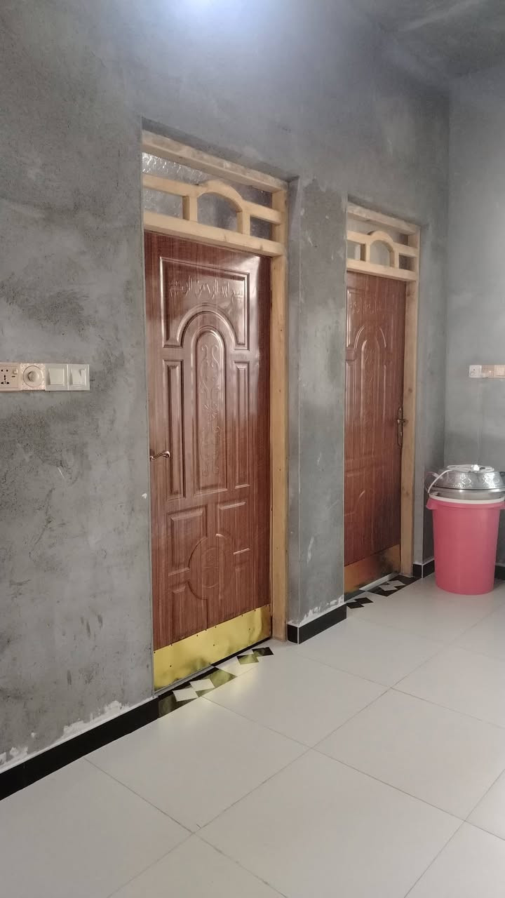 بيت تجاوز بناء جديد وجاهز للبيع يحتوي على غرفه وصاله ومطبخ وديوانيه وساحه
المكان حي الوحده الاسلاميه خلف موسسة مالك الاشتر الاستفسار ***********واتساب  فقط أو خاص
