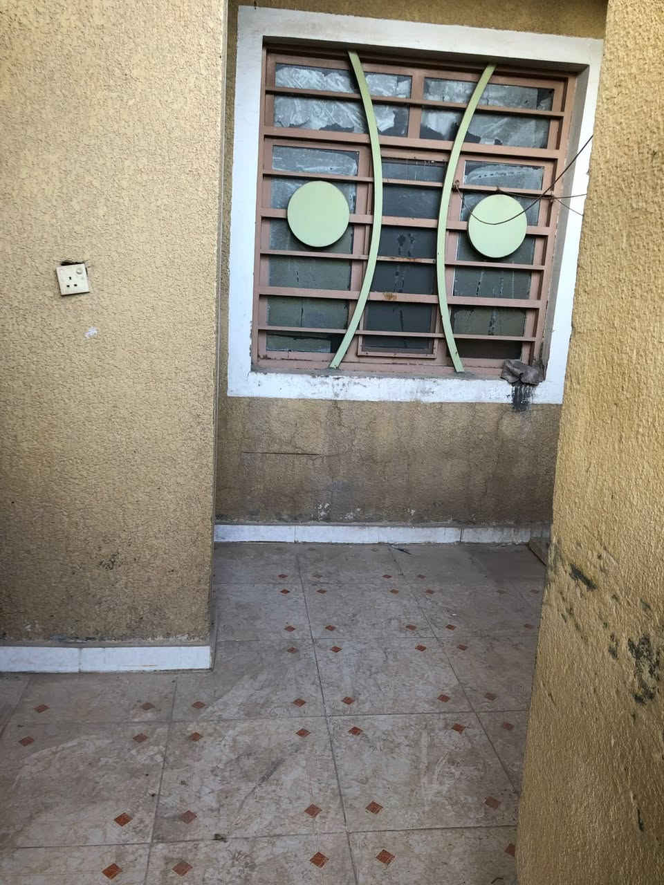 شقة للايجار طابق ارضي
المساحة : 100 م
الموقع : حي الاسرة الفرع المقابل مصرف الدم 
للاستفسار الاتصال على الرقم : ***********
