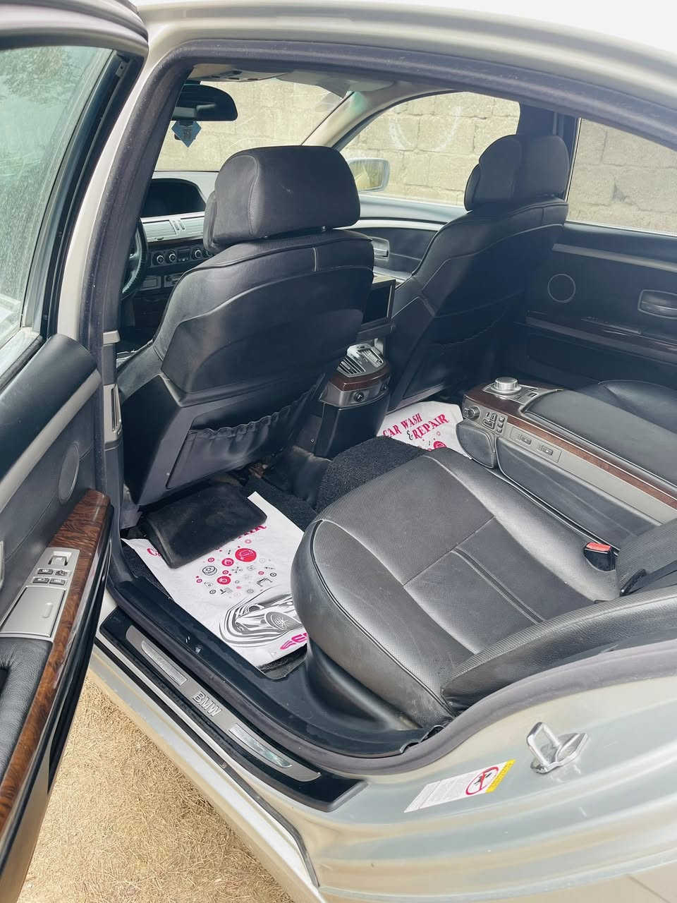 السلام عليكم اخوان
السيارة للبيع فقط باخرة 750Li موديل 2005 وارد يابان رقم مميز 
مواصفاتها معروفة مثل ما راح تشوفون فيديواتها بيها طخة مثل ما موضح اضافة الى بعض النقوصات 
السعر 135$ وبيها مجال للشراي للاستفسار ***********
