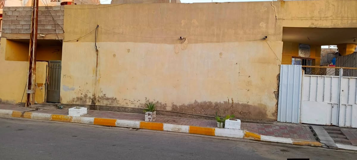 السلام عليكم بيت معروض للبيع المساحة ٢٠٠متر 
بناء قديم 
طابق واحد 
البيت مقسوم اثنين 
ركن على شارعين
مقابيل مجمع عمر الراوي 
مقابيلة حديقة أو مولد 
أو قريب على الخدمي 
سعر ٢٣٠ مليون أو بي مجال 
للتواصل ***********

