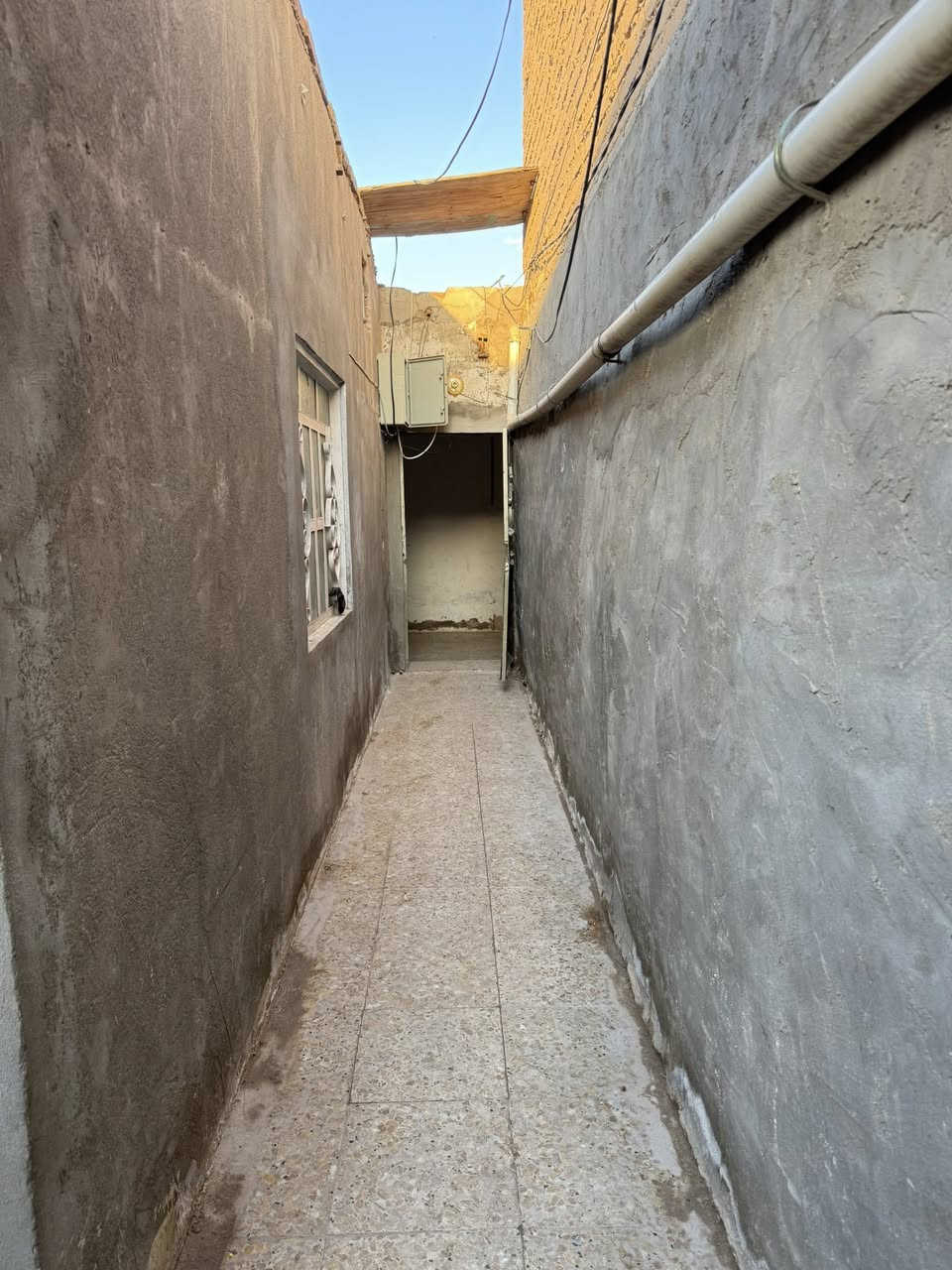 بيت للايجار حي الرحمة شارع سوك 100متر غرفة وصالة ومطبخ واستقبال وصحيات السعر 225الف
مكتب حازم البديري 
*********** وتساب
