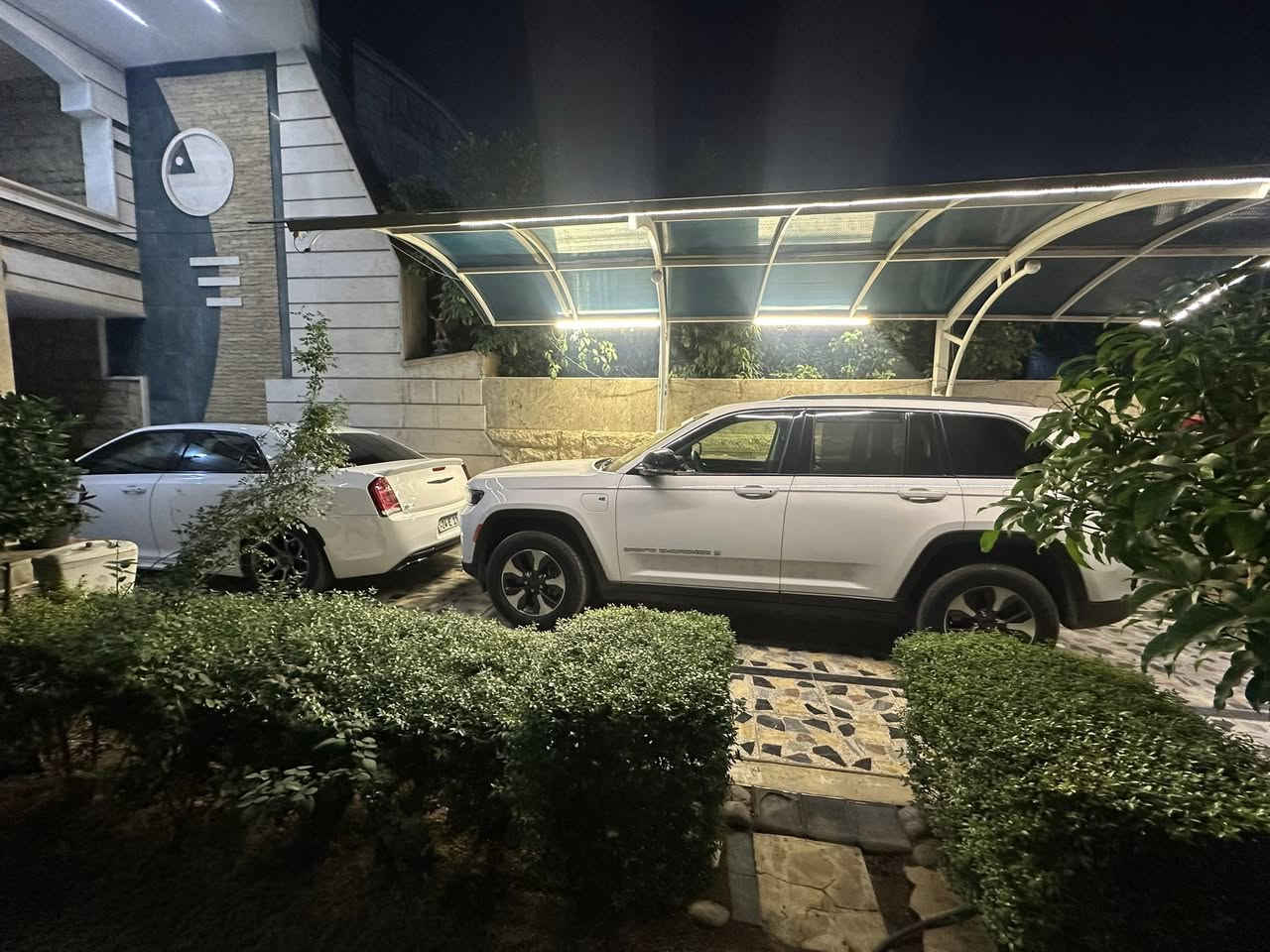 سلام عليكم شباب  جيب 2024 بلكن مكينه 2000 تيربو هايبرد شحن منزلي سياره بيه فقط بارد بحافة بنيد صور امريكا وصور سونار مرفقه بالمنشور سياره فول موصفات 1/1 ام 3 شاشات  ماشيه 19 الف  مكاني بغداد.  سعر 34000$ ***********
