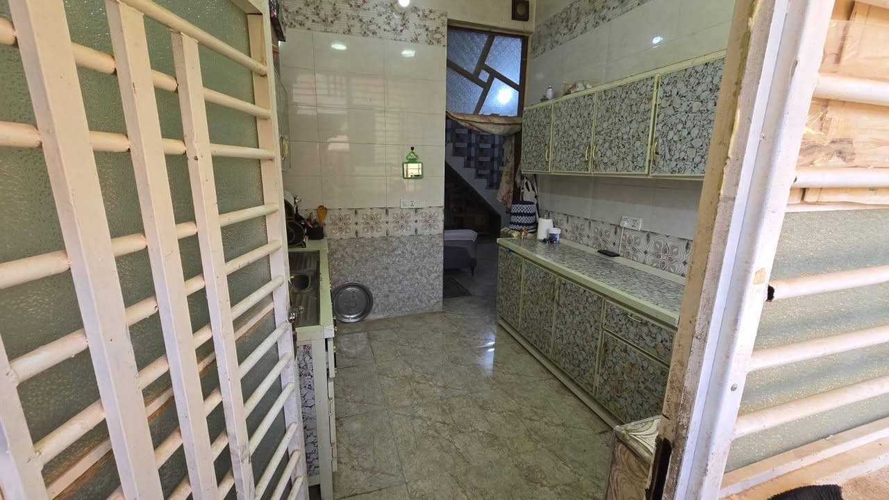 السلام عليكم 
دار للبيع 100 متر مربع  طابقين في محافظة كربلاء حي الاسكان العسكري قرب مجمع الدره السكني 
يحتوي علئ استقبال ومطبخ و صاله وغرفة نوم واثنان مجمعات صحيه 
الطابق الثاني يحتوي علئ غرفتين منام وصاله ومجمع صحي 
***********

