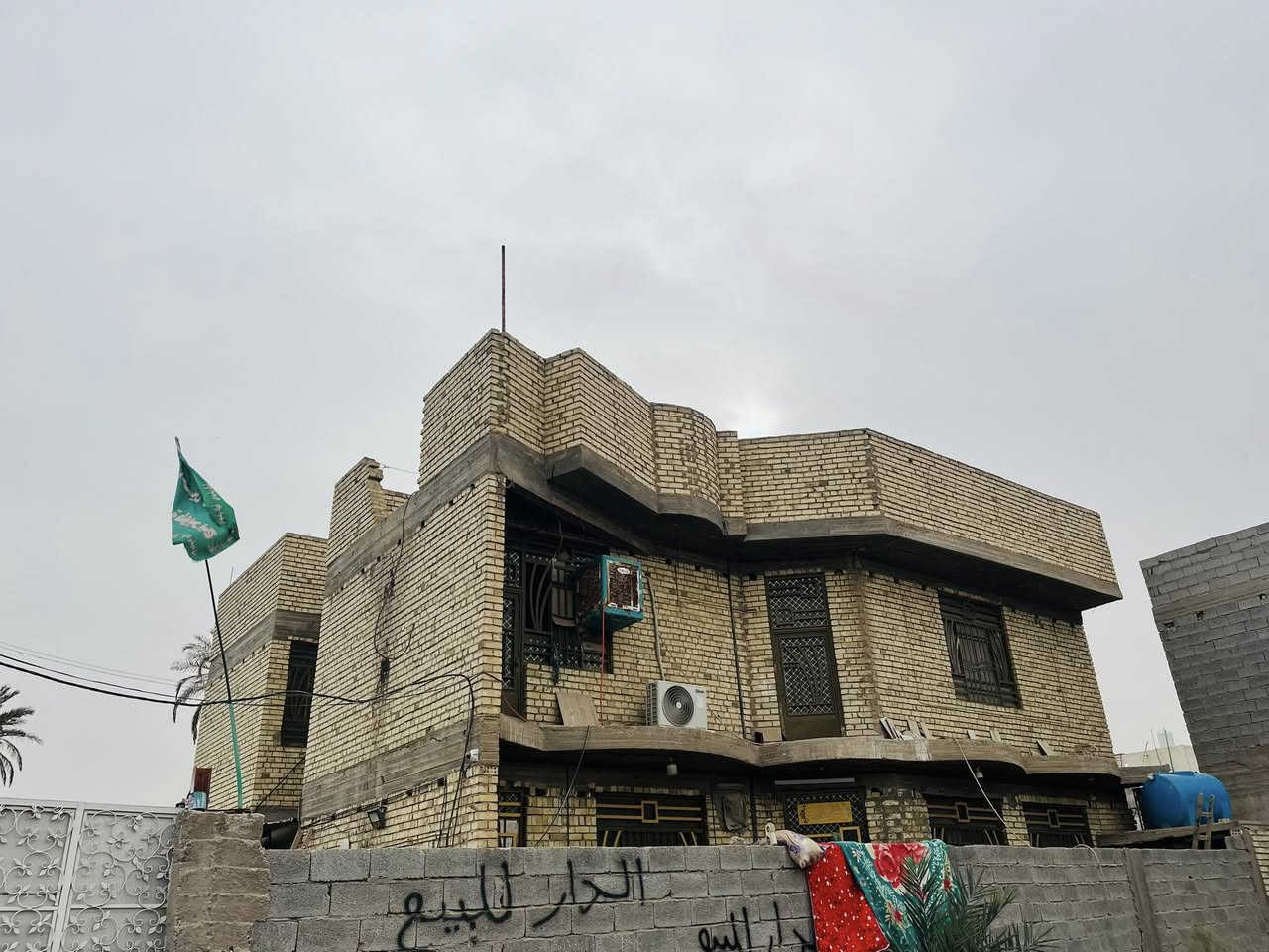 دار للبيع كربلاء عكـد بني تمـيم المساحه ٤٠٠م
تحت البناء ١٩٠
طابو صرف 
البيت ٣ طوابق ٦غرف نوم  صاله وستقبال ومطبخ وغرفتين نوم  وصحيات داخليه وخارجيه في طابق لاول 
 الطابق الثاني ٤ غرف نوم مع صحيات وصاله كافه الخدامات ماء كهرباء مجاري 
سعر ٤٠٠ وبي مجال 
***********
