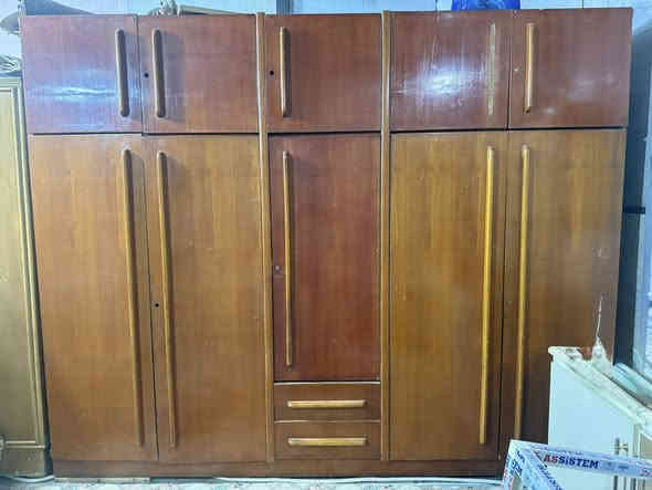 السلام عليكم 
للبيع كنتور صاج خارج وداخل خمس بوب وملحق 
العنوان / بغداد الشعب 
السعر / 100
موبايل / ***********
