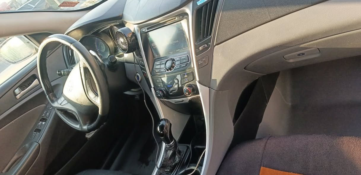 سلام عليكم
سوناتا امريكي  13 فول مواصفات فتحه بصمه 
رقم بغداد  باسمنة 
مكينه جديده كير  وتبريد كفالة 

ضربتها بامريكا باب 
وهنا جاملغ خلفي 
سعرها ٧٥ 
***********
المكان البصره
