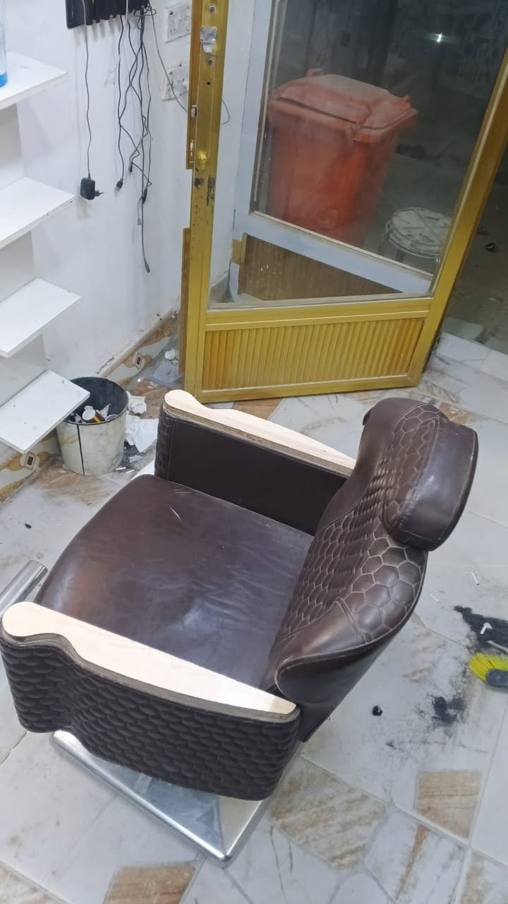 السلام عليكم اخوان كرسي+مرايه+رفوف عدد ثنين البصره زبير السعر225كلهن/***********
