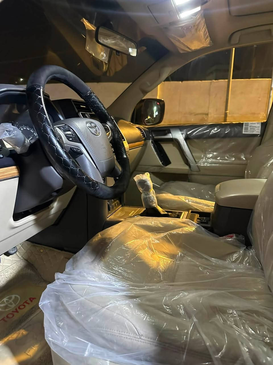 ياالله السلام عليكم برادو 2020 بسمي شخصيا تحويل ثاني يوم فول مواصفات TXS فول بصمه فتحه كرسي سايق 3 دكم كرسي راكب كهرباء السياره جديده بيه بارد بسيط بل جاملغ والباقي كفاله سعر 385 وبيه مجال مكاني زيونه  رقمي ***********
