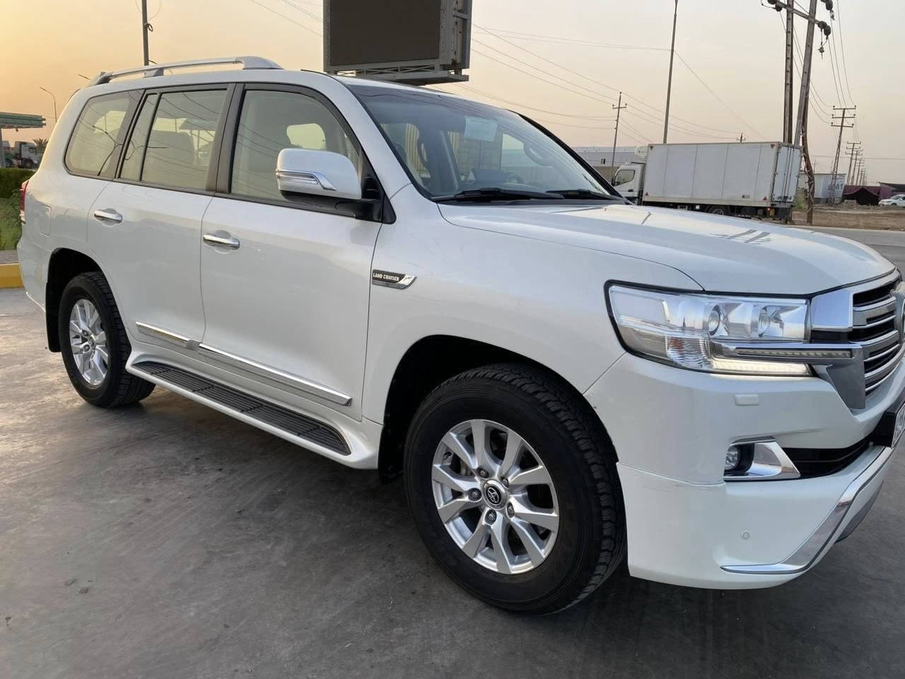 السلام عليكم لاندكروزر 2018 فطيم ماشية 100 الف قابلة للزيادة 8ايرباك كشنات كهرباء محرك 6سلندر رقم سليمانية تخم تاير مابيها اي نقص  مكفولة عدا بارد موضح بالسونار السعر 495بيها مجال بسيط للاتصال ***********
