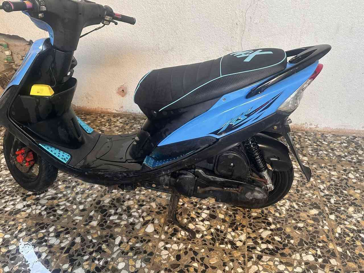 سلام عليكم ماكس عدله موديل 2005 طالعه من المعرض قبل شهرين بوشه 49 الغراض البلاديات موجوده من الكفر و غير اشياء و مزوده من اهواي شغلات صلانصه و يدات سكليتر و بعد بيه شغلات دراجه ماشيه قليل 
و مامتعبه من المدرسه البيت بس دراجه مكينه بطله معدله قرت عندي 120 بيه رقم شاصي و وصل معرض 
السعرر : 900وبيه مجال 
بكاني كربلاء حي الحر
الرقم ***********
