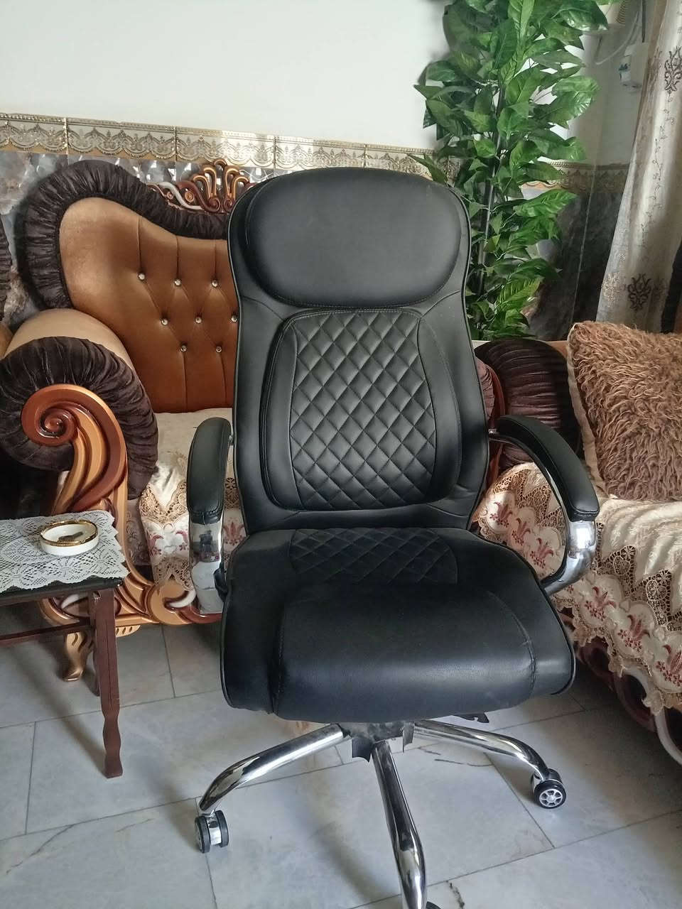 ميز مكتبي مع كرسي استخدام قليل نظيفات التواصل مع ***********
