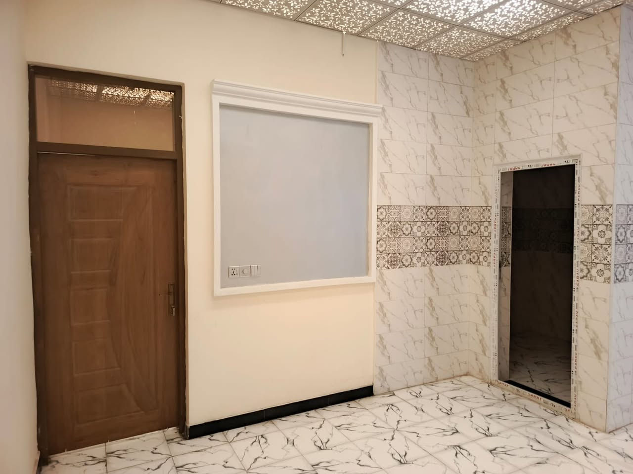 السلام عليكم بيت ٧٠متر بناء جديد سندويج للبيع سند اصفر العنوان حي البساتين المدخل الثاني السعر ٣٥ للاستفسار ***********
