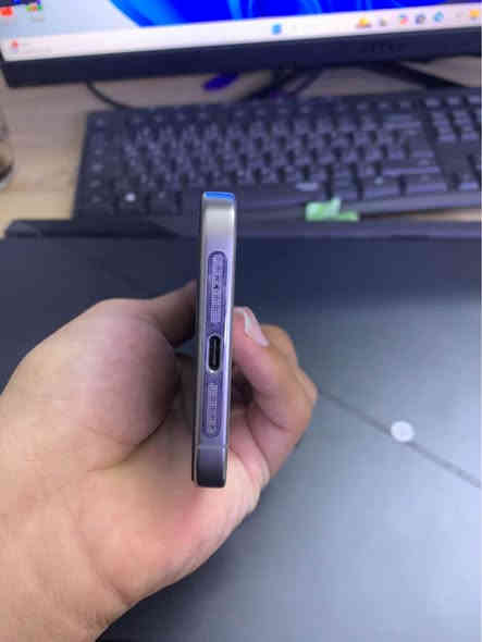 ايفون 15 bro max ذاكره 256 بطاريه 88 نضافه 100 /100 جهاز مابي ولا زلغ السعر المطلوب مليون و100 للتواصل واتساب *********** مراسله فقط بغداد
