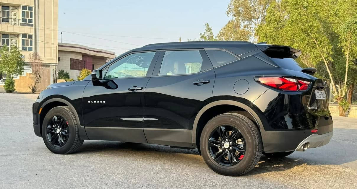 السلام عليكم 
بلايزر للبيع 
رقم اربيل فول مواصفات ماعدا الفتحه كشنات كهرباء كشنات تدفئه مكينه 6سلندر موديل 2022 لون اسود كامرا خلفيه حساسات بالمري وحساسات خلفيه شاشه تحكم ستيرن فول السياره ماعدا الفتحه حادث دعاميه وشويه بالبنيد والدعمايه بلاديه ممبدله والبنيد بلادي بدون ايرباك 
***********
