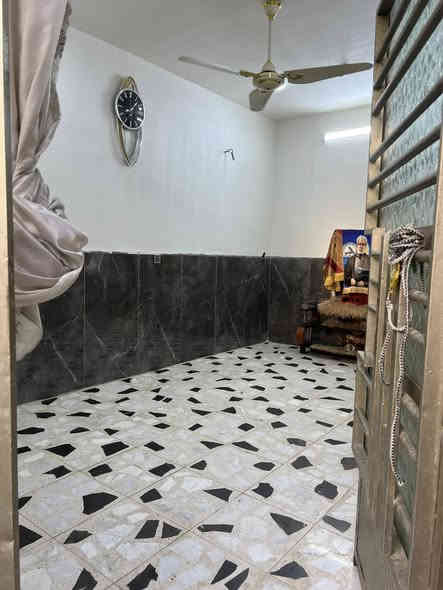 السلام عليكم ورحمة الله وبركاته 
 

عندي بيت البيع  100متر الواجه 5/ ونزال 20  

زراعي 25 / 

طابق واحد /                                               

السريدات  الجديده مربع الثالث / 

وره السكله مال ضياء الباوي ثالث فرع  / البيت 

متكون من مدخلين طرمه جبيره ترك جبير غرفه نوم  

صحيات عدد / 2   والبيت بي بابين مال  شارع 

يعني يصير الطابق الثاني معزول مابي درج 

داخلي البيت كامل مثل مواضح بلتصوير   بناء 

البيت نهايت 2023 بعده جديد 

رقمي *********** وتساب بي
