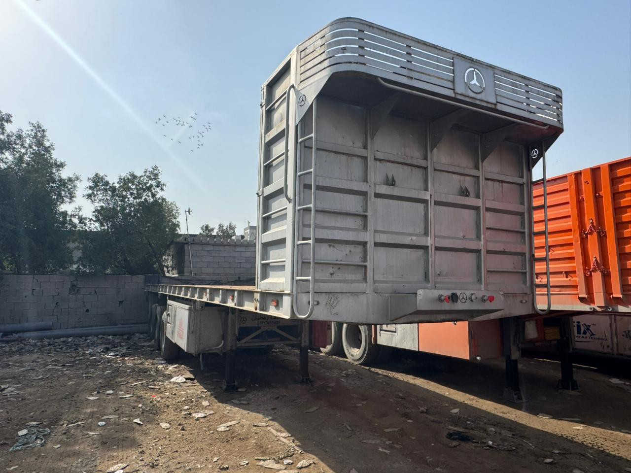 السلام عليكم
عربانه ثلاث محاور 
حداديه رمضان شريط عادل المعيدي 
دناكير 14 صيني نزال 60 
تخم تاير تخم بنزات 
طول العربانه 12و60
مكفوله كفاله عامه 
***********
***********
