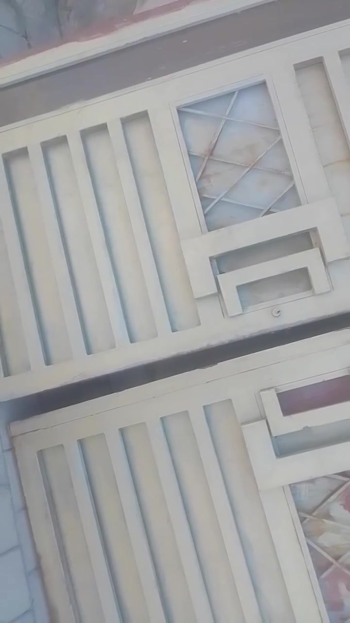 سلام عليكم اخوان باب للبيع طول ثنين ونص وعرض ثنين ونص كامل ھوة وجرجوبة باب مامستعمل اقل الشھرين السعر٣٠٠ بغداد مدينة الصدر للتواصل رقم***********
