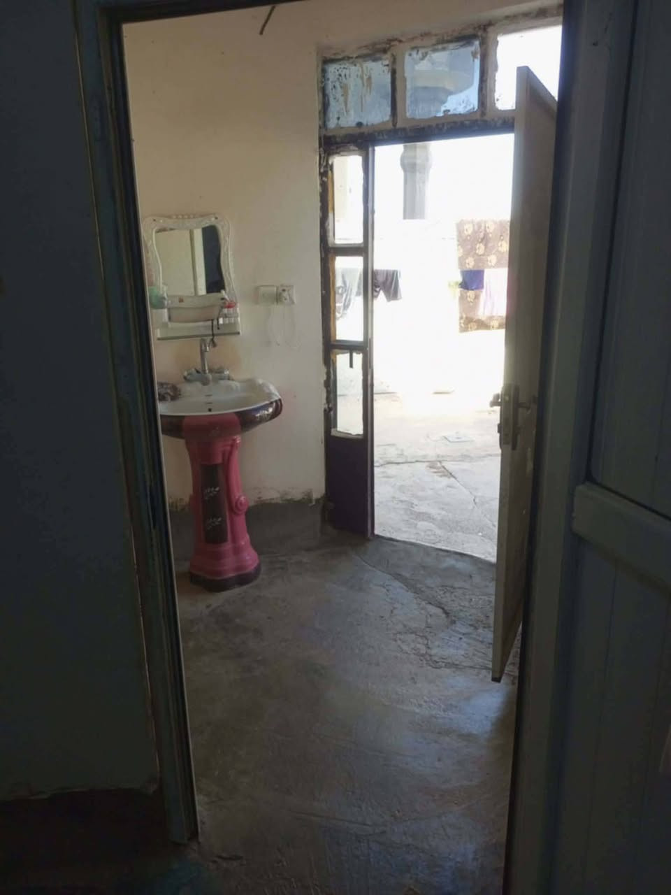 الدار للبيع 
الموقع الخلف الخضر 
المساحة 250
سقف ثانوي مجاري كامل وماء بس تسكن 
يبعد عن الشارع الرئيسي الصب 50 متر 
السعر: 33 وبي مجال 
الاستفسار اتصل على الرقم 
***********
