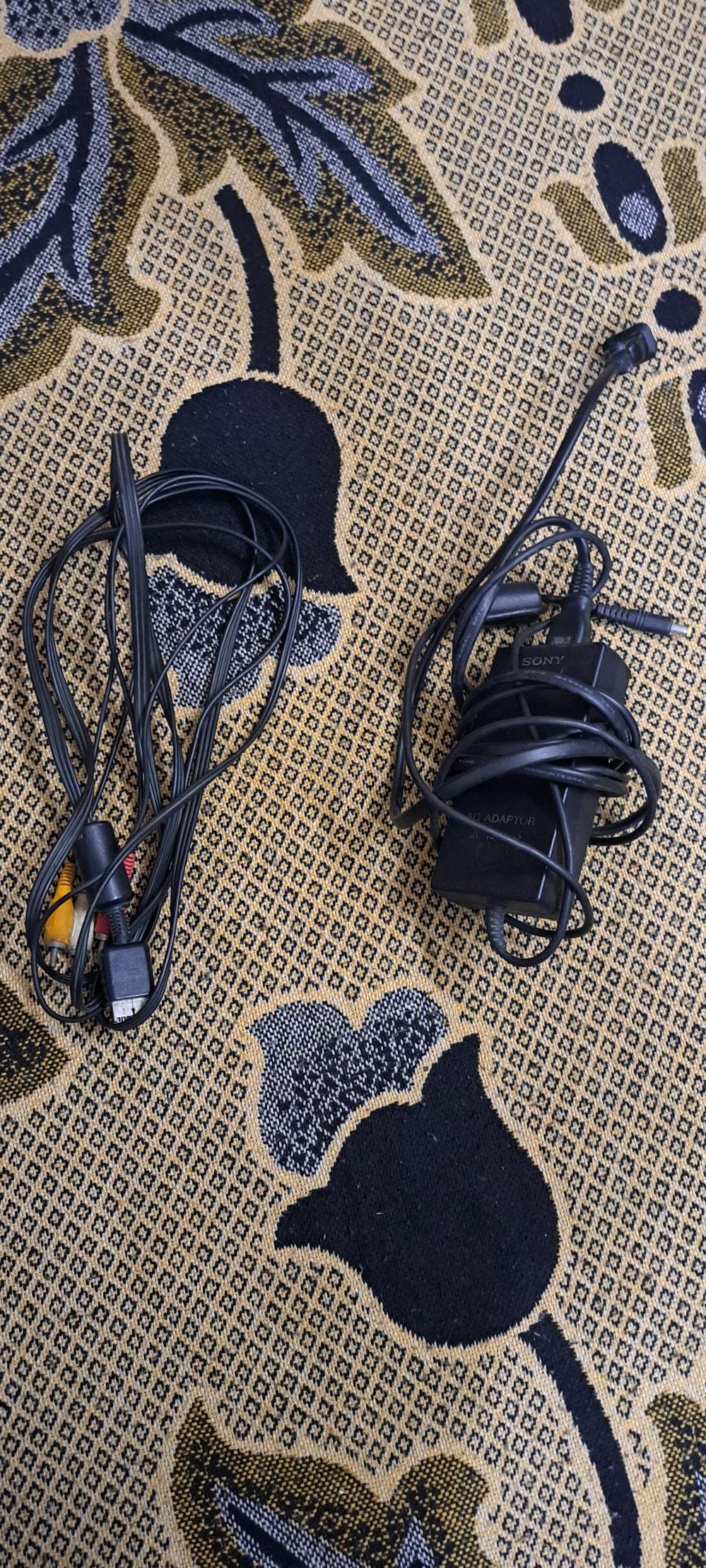 لاعنوان بغداد حي الجهاد المخابرات
بلي 2 نظيف جدا 
اختيار اللون اسود او فضي
مع يدة التحكم الاصلية صاير بي قطع و مصلح  يشتغل نفس ما جان 
و يدة تحكم تجارية
مع فلاش ميموري بي40 لعبة 
و كارت ميموري للتشغيل 
و التوصيلات مالتة المحولة و اسلاك الصورة