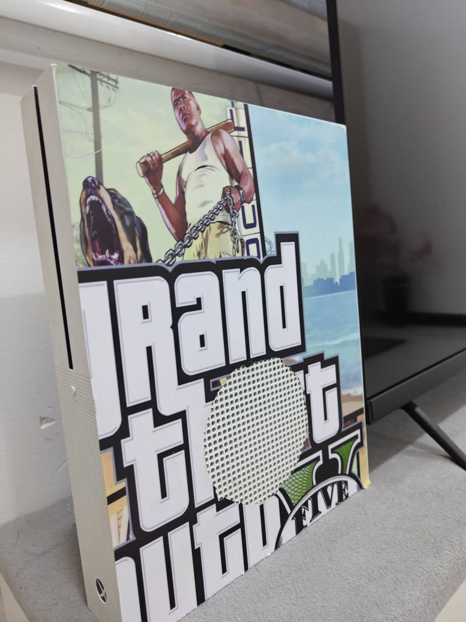 إكس بوكس وان اس نضيف جدا 
مساحته 500 كيكه 
ملحقاته ( سماعه + جوستكات 2 اصلي ) 
اشتراك كيم باس شهري كامل 
العاب ( فيفا + gta + باتل فيلد + فورزا سيارات + تومب رايدر هواي العاب متاحه ) 
السعر 170 وبي مجال للطيبين 
للتواصل الاتصال ***********
