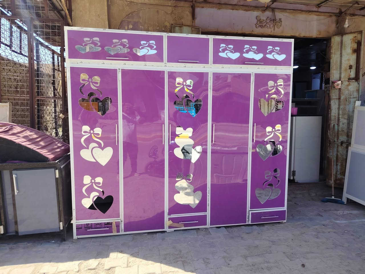 ميز ملابس 5 خانات ارتفاع 220 سم والعرض مترين ونص 
ميز المنيوم نضافا فول مرتب سعر 350 الف العنوان الخضر شارع جياشي محلات الحجي رشيد يوجد خدمت توصيل ***********
