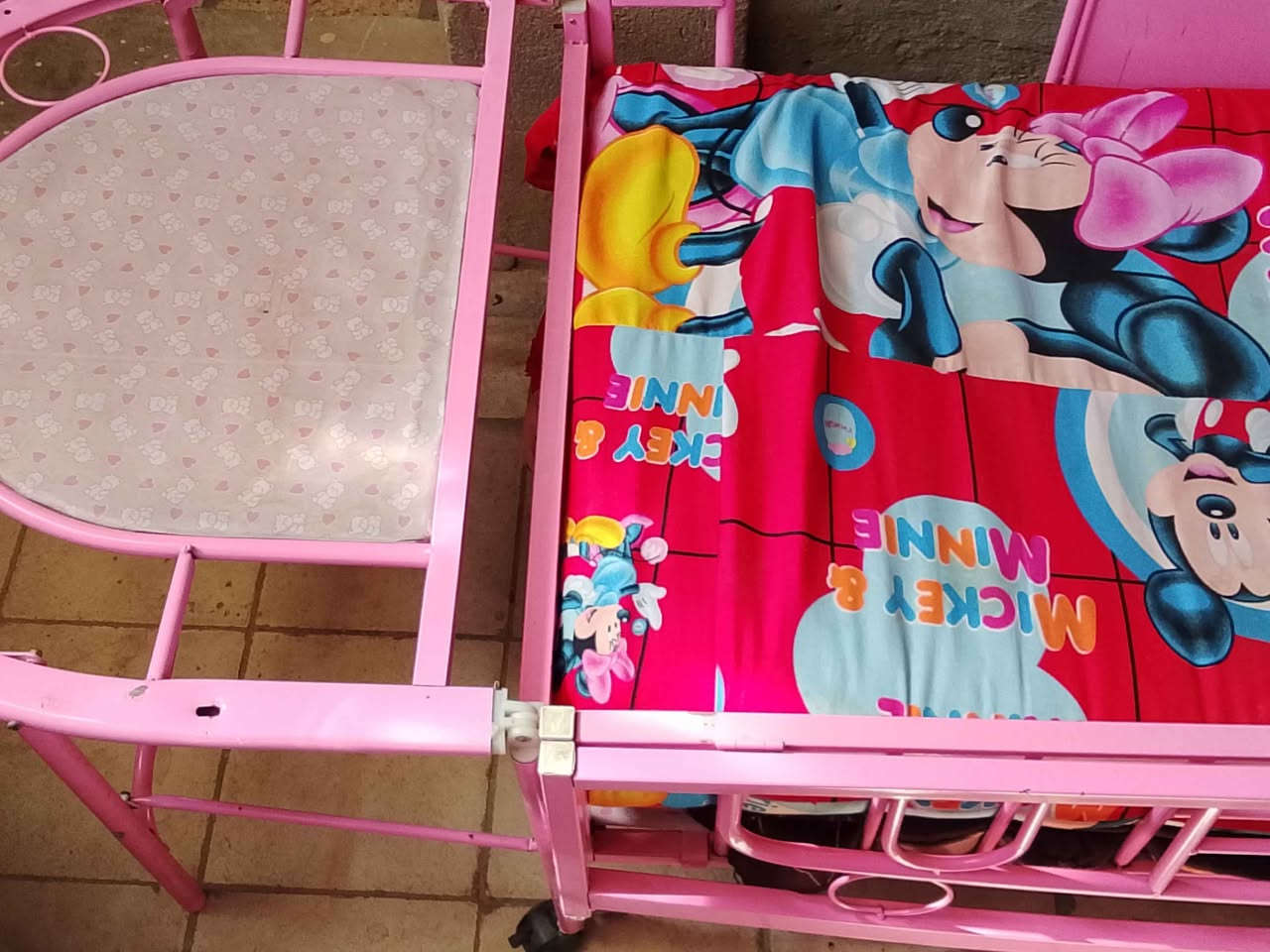 سرير طفل مستعمل مع الفراش وكومديات عدد 2 للبيع بسعر 25 ألف المكان بغداد للاستفسار الاتصال على الرقم *********** غير متواجد على الفيس بغداد, العراق
